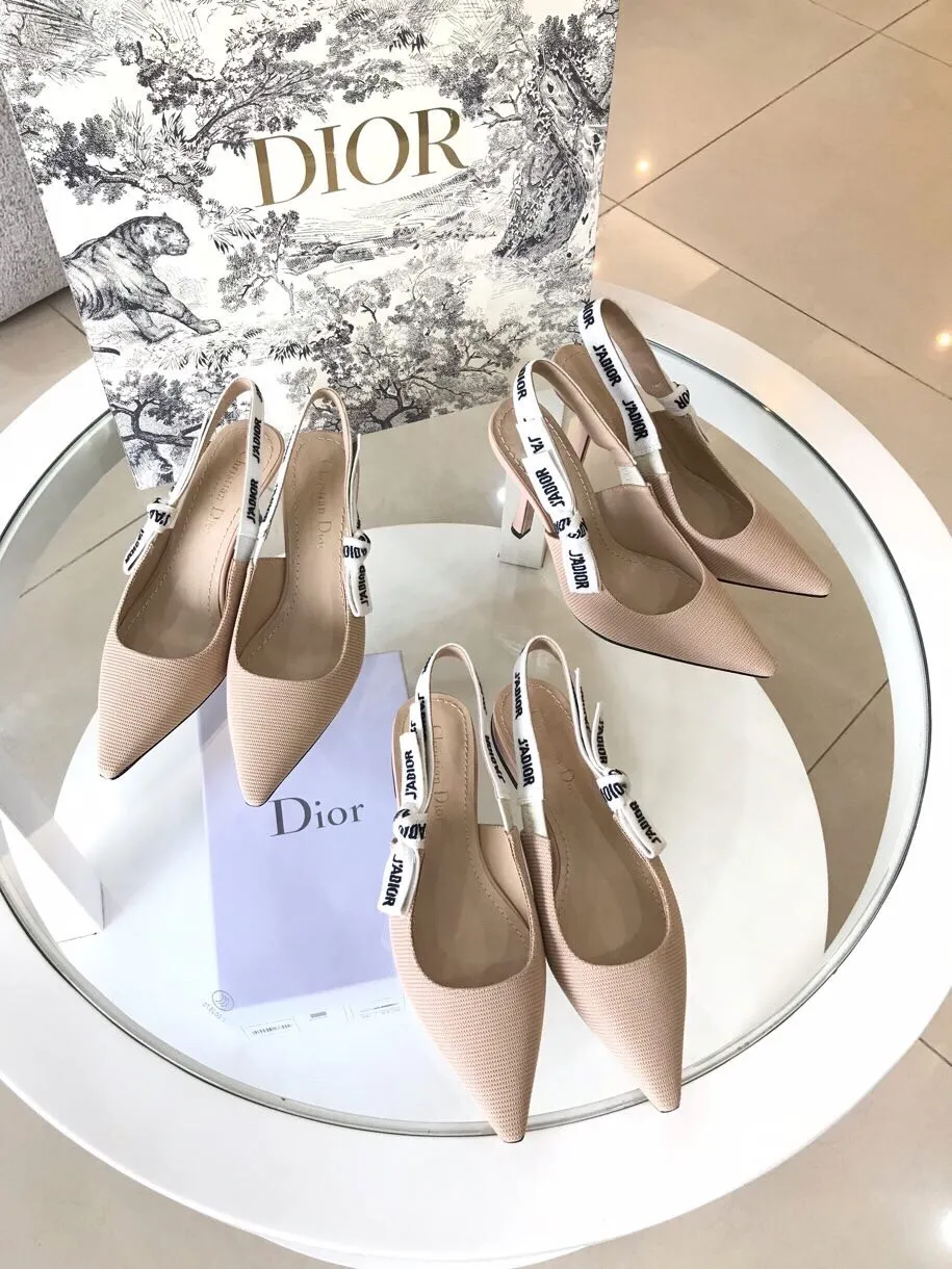 👟👟Ex-factory price 480👟👟 ✨✨ Newly upgraded Dior letter shoes that are so popular 🔥 that people are waiting in line! Dior jadore's first runway collection for the new designer. Originally, j'adore meant my favorite. Then I took a homophone and changed it into j'adior, which means I love Dior. Pointed bow letter ribbon slingback slingback shoes. * Black technical fabric * J'Adior embroidered ribbon * Flat knot * Leather sole matched with Mr. Christian Dior's favorite lucky star * Heel 1 cm/6.5 cm/9.5 cm *size: 33-43 (33/34/40/41/42/43 customized) *1cm flat bottom/6.5cm medium heel/9.5cm 💕When you walk with your head down, you will also look back at the shoes💕
